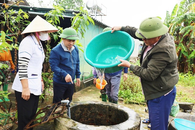 Ngành Y tế Hà Tĩnh triển khai phun khử khuẩn, xử lý môi trường sau lũ- Ảnh 1. Ngành Y tế Hà Tĩnh triển khai phun khử khuẩn, xử lý môi trường sau lũ- Ảnh 1.