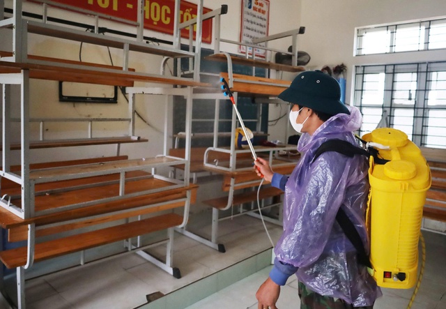 Ngành Y tế Hà Tĩnh triển khai phun khử khuẩn, xử lý môi trường sau lũ- Ảnh 2. Ngành Y tế Hà Tĩnh triển khai phun khử khuẩn, xử lý môi trường sau lũ- Ảnh 2.