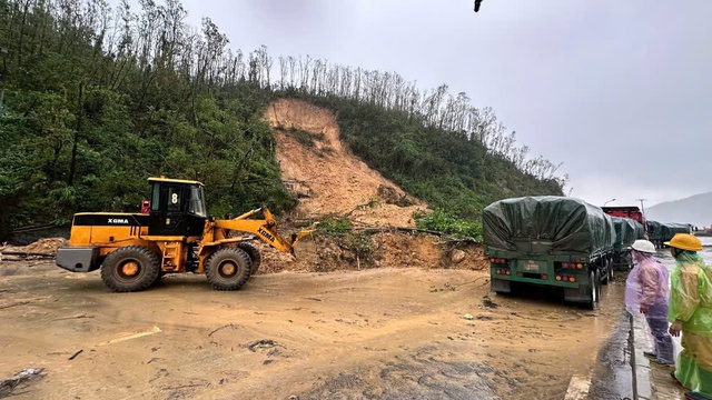 Sạt lở nghiêm trọng ở Vũng Áng, đất đá tràn xuống Quốc lộ 12C- Ảnh 1. Sạt lở nghiêm trọng ở Vũng Áng, đất đá tràn xuống Quốc lộ 12C- Ảnh 1.