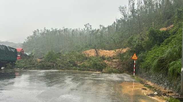 Sạt lở nghiêm trọng ở Vũng Áng, đất đá tràn xuống Quốc lộ 12C- Ảnh 2. Sạt lở nghiêm trọng ở Vũng Áng, đất đá tràn xuống Quốc lộ 12C- Ảnh 2.