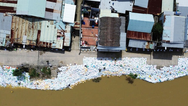 Bờ kè ven sông Thu Bồn bị 'ngoạm' từng mét, hàng nghìn người căng mình giữ đất- Ảnh 1. Bờ kè ven sông Thu Bồn bị 'ngoạm' từng mét, hàng nghìn người căng mình giữ đất- Ảnh 1.