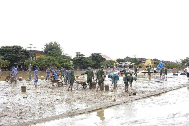 Bộ đội khẩn trương 'giải cứu' phố cổ Hội An sau 5 ngày ngập sâu- Ảnh 1. Bộ đội khẩn trương 'giải cứu' phố cổ Hội An sau 5 ngày ngập sâu- Ảnh 1.