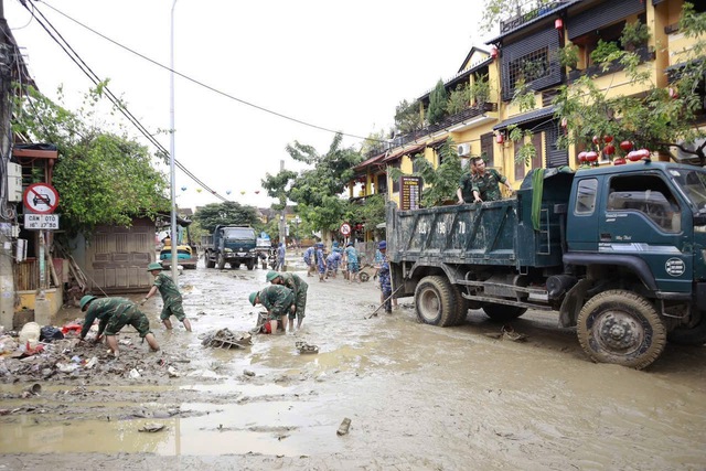 Bộ đội khẩn trương 'giải cứu' phố cổ Hội An sau 5 ngày ngập sâu- Ảnh 10. Bộ đội khẩn trương 'giải cứu' phố cổ Hội An sau 5 ngày ngập sâu- Ảnh 10.