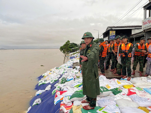 Bờ kè ven sông Thu Bồn bị 'ngoạm' từng mét, hàng nghìn người căng mình giữ đất- Ảnh 11. Bờ kè ven sông Thu Bồn bị 'ngoạm' từng mét, hàng nghìn người căng mình giữ đất- Ảnh 11.