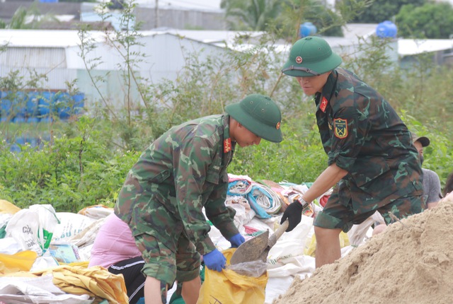 Bờ kè ven sông Thu Bồn bị 'ngoạm' từng mét, hàng nghìn người căng mình giữ đất- Ảnh 12. Bờ kè ven sông Thu Bồn bị 'ngoạm' từng mét, hàng nghìn người căng mình giữ đất- Ảnh 12.