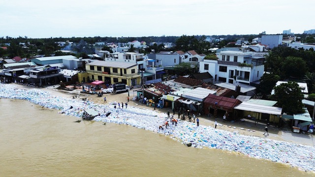 Bờ kè ven sông Thu Bồn bị 'ngoạm' từng mét, hàng nghìn người căng mình giữ đất- Ảnh 2. Bờ kè ven sông Thu Bồn bị 'ngoạm' từng mét, hàng nghìn người căng mình giữ đất- Ảnh 2.