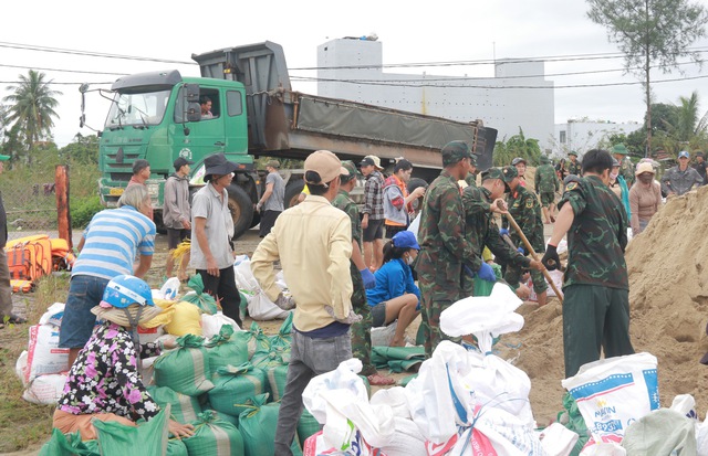 Bờ kè ven sông Thu Bồn bị 'ngoạm' từng mét, hàng nghìn người căng mình giữ đất- Ảnh 4. Bờ kè ven sông Thu Bồn bị 'ngoạm' từng mét, hàng nghìn người căng mình giữ đất- Ảnh 4.