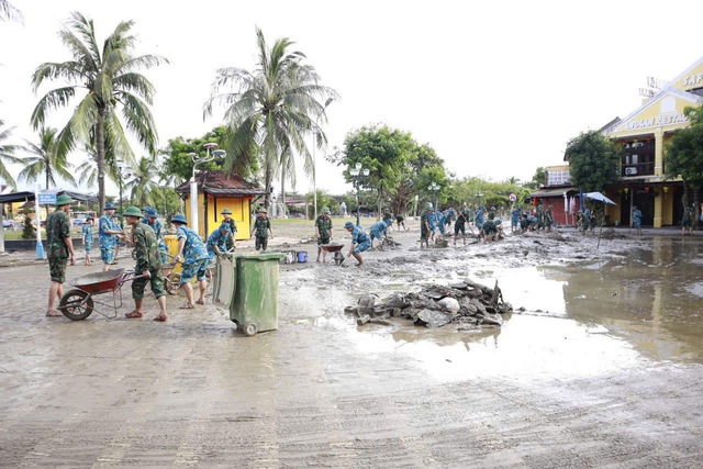 Bộ đội khẩn trương 'giải cứu' phố cổ Hội An sau 5 ngày ngập sâu- Ảnh 4. Bộ đội khẩn trương 'giải cứu' phố cổ Hội An sau 5 ngày ngập sâu- Ảnh 4.
