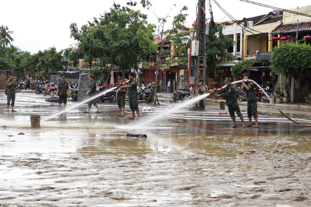 Bộ đội khẩn trương 'giải cứu' phố cổ Hội An sau 5 ngày ngập sâu- Ảnh 5. Bộ đội khẩn trương 'giải cứu' phố cổ Hội An sau 5 ngày ngập sâu- Ảnh 5.
