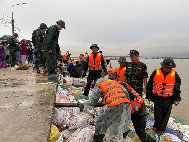 Bờ kè ven sông Thu Bồn bị 'ngoạm' từng mét, hàng nghìn người căng mình giữ đất- Ảnh 6. Bờ kè ven sông Thu Bồn bị 'ngoạm' từng mét, hàng nghìn người căng mình giữ đất- Ảnh 6.