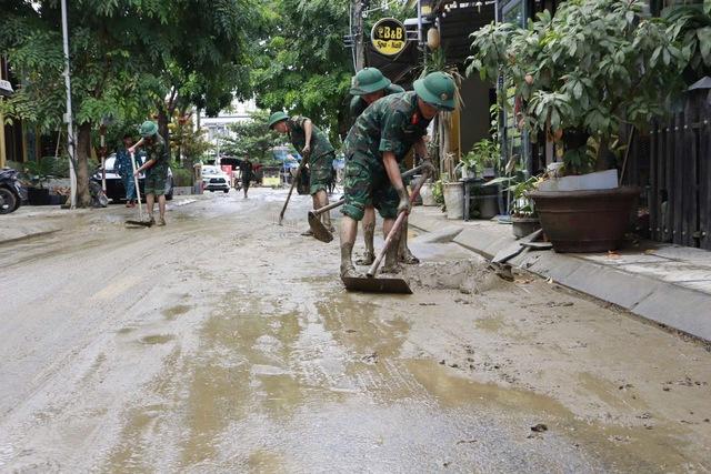 Bộ đội khẩn trương 'giải cứu' phố cổ Hội An sau 5 ngày ngập sâu- Ảnh 6. Bộ đội khẩn trương 'giải cứu' phố cổ Hội An sau 5 ngày ngập sâu- Ảnh 6.