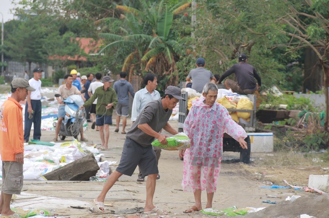 Bờ kè ven sông Thu Bồn bị 'ngoạm' từng mét, hàng nghìn người căng mình giữ đất- Ảnh 7. Bờ kè ven sông Thu Bồn bị 'ngoạm' từng mét, hàng nghìn người căng mình giữ đất- Ảnh 7.