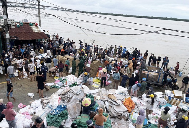 Bờ kè ven sông Thu Bồn bị 'ngoạm' từng mét, hàng nghìn người căng mình giữ đất- Ảnh 8. Bờ kè ven sông Thu Bồn bị 'ngoạm' từng mét, hàng nghìn người căng mình giữ đất- Ảnh 8.