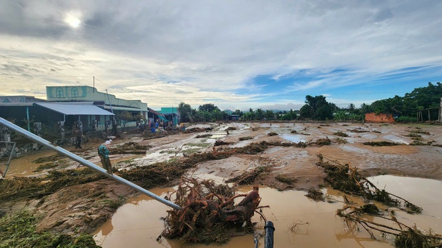 Vụ vỡ hồ chứa nước làm chết người: Lâm Đồng buộc doanh nghiệp tháo cạn các ao, hồ chứa trái phép - Ảnh 1. Vụ vỡ hồ chứa nước làm chết người: Lâm Đồng buộc doanh nghiệp tháo cạn các ao, hồ chứa trái phép - Ảnh 1.