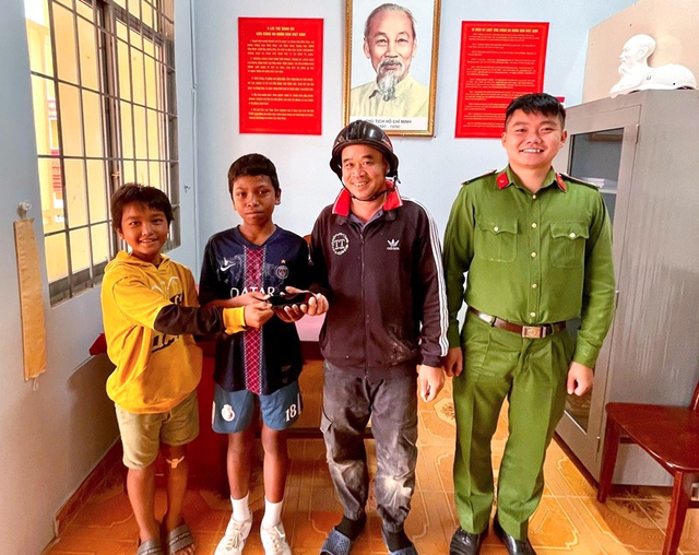 Nhặt được iPhone 13, hai học sinh cấp 2 có hành động đẹp- Ảnh 1. Nhặt được iPhone 13, hai học sinh cấp 2 có hành động đẹp- Ảnh 1.