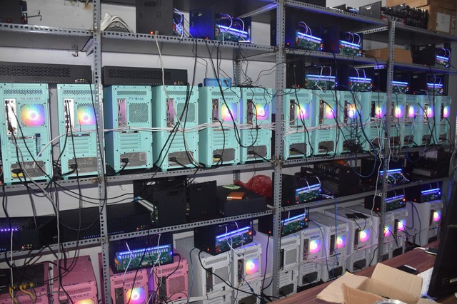 Đột kích trụ sở 'nuôi' 2.000 điện thoại phục vụ lừa đảo qua mạng- Ảnh 1. Đột kích trụ sở 'nuôi' 2.000 điện thoại phục vụ lừa đảo qua mạng- Ảnh 1.