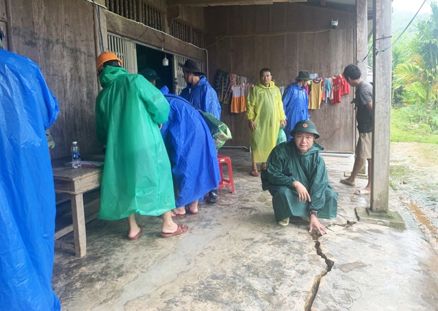 Đà Nẵng: Xuất hiện vết nứt 300 mét trên núi, xuyên qua nhà dân- Ảnh 1. Đà Nẵng: Xuất hiện vết nứt 300 mét trên núi, xuyên qua nhà dân- Ảnh 1.