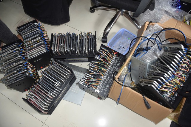 Đột kích trụ sở 'nuôi' 2.000 điện thoại phục vụ lừa đảo qua mạng- Ảnh 2. Đột kích trụ sở 'nuôi' 2.000 điện thoại phục vụ lừa đảo qua mạng- Ảnh 2.