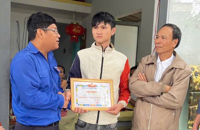 Tặng giấy khen cho chàng trai đu dây xuống dòng lũ dữ cứu người- Ảnh 1. Tặng giấy khen cho chàng trai đu dây xuống dòng lũ dữ cứu người- Ảnh 1.
