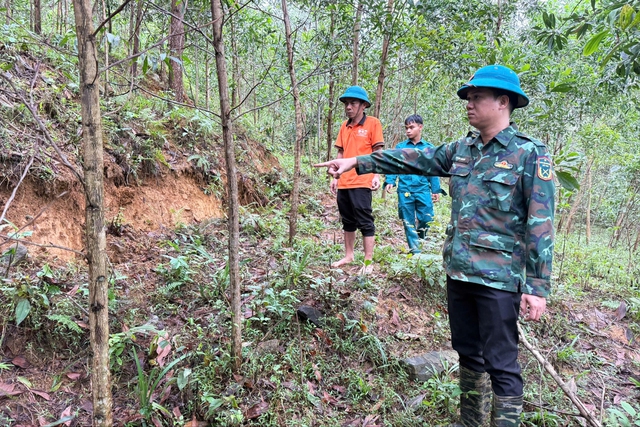 Đà Nẵng: Xuất hiện vết nứt 300 mét trên núi, xuyên qua nhà dân- Ảnh 2. Đà Nẵng: Xuất hiện vết nứt 300 mét trên núi, xuyên qua nhà dân- Ảnh 2.