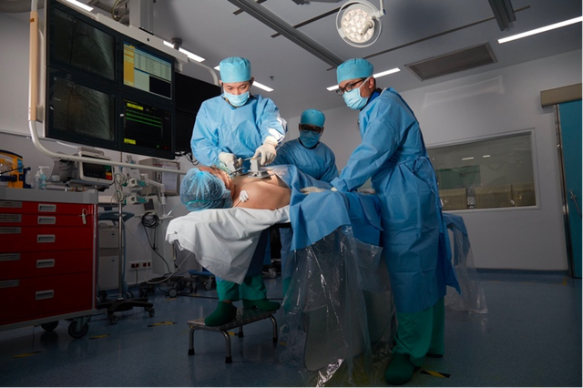 Đội cấp cứu tim mạch Giờ Vàng FV cứu cụ ông 80 tuổi thoát đột quỵ và nhồi máu cơ tim cấp- Ảnh 2. Đội cấp cứu tim mạch Giờ Vàng FV cứu cụ ông 80 tuổi thoát đột quỵ và nhồi máu cơ tim cấp- Ảnh 2.