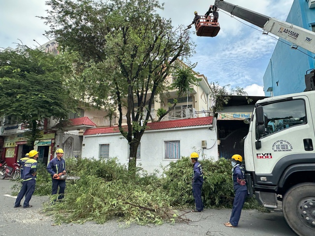 TPHCM ứng phó 'nguy cơ kép' bão Kalmaegi trùng đỉnh triều cường- Ảnh 1. TPHCM ứng phó 'nguy cơ kép' bão Kalmaegi trùng đỉnh triều cường- Ảnh 1.