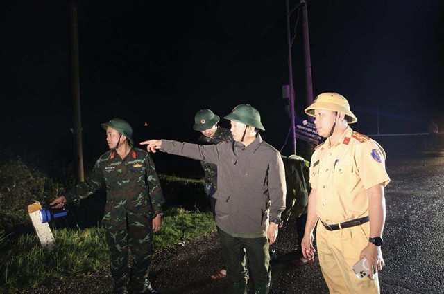 Phó Thủ tướng kiểm tra, nắm bắt tình hình thiệt hại sau khi bão số 13 đổ bộ- Ảnh 1. Phó Thủ tướng kiểm tra, nắm bắt tình hình thiệt hại sau khi bão số 13 đổ bộ- Ảnh 1.