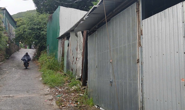 Khánh Hòa sơ tán người dân khỏi khu vực nguy cơ sạt lở để phòng tránh bão Kalmaegi- Ảnh 2. Khánh Hòa sơ tán người dân khỏi khu vực nguy cơ sạt lở để phòng tránh bão Kalmaegi- Ảnh 2.