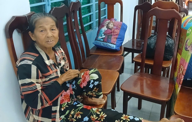 Khánh Hòa sơ tán người dân khỏi khu vực nguy cơ sạt lở để phòng tránh bão Kalmaegi- Ảnh 3. Khánh Hòa sơ tán người dân khỏi khu vực nguy cơ sạt lở để phòng tránh bão Kalmaegi- Ảnh 3.