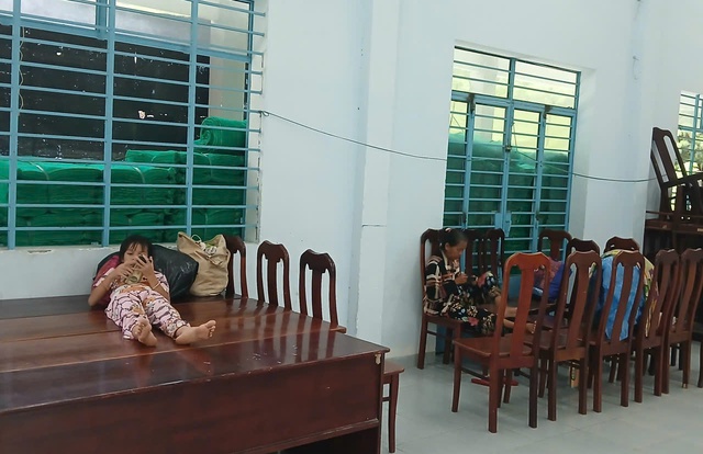 Khánh Hòa sơ tán người dân khỏi khu vực nguy cơ sạt lở để phòng tránh bão Kalmaegi- Ảnh 1. Khánh Hòa sơ tán người dân khỏi khu vực nguy cơ sạt lở để phòng tránh bão Kalmaegi- Ảnh 1.