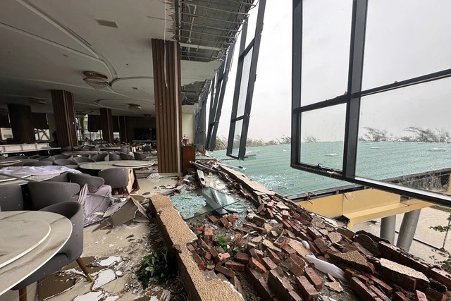 Bão số 13 gây gió lớn có thể làm đổ nhà, vỡ cửa kính nhà cao tầng- Ảnh 2. Bão số 13 gây gió lớn có thể làm đổ nhà, vỡ cửa kính nhà cao tầng- Ảnh 2.