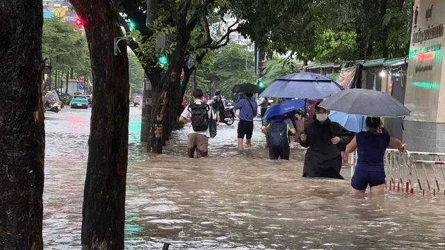 Bão số 13 suy yếu thành vùng áp thấp, miền Trung hứng mưa lớn- Ảnh 2. Bão số 13 suy yếu thành vùng áp thấp, miền Trung hứng mưa lớn- Ảnh 2.