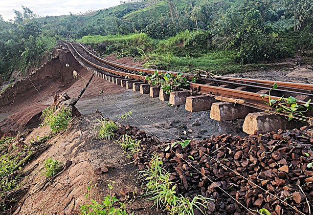 Bão số 13 cuốn trôi nền đường sắt, nhiều đoàn tàu dừng chờ và hủy chuyến- Ảnh 2. Bão số 13 cuốn trôi nền đường sắt, nhiều đoàn tàu dừng chờ và hủy chuyến- Ảnh 2.