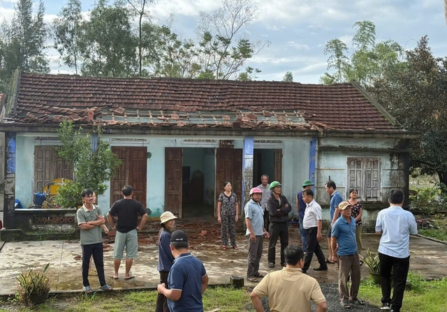 Đà Nẵng: 77 ngôi nhà bị tốc mái, cây xanh gãy đổ do bão số 13- Ảnh 1. Đà Nẵng: 77 ngôi nhà bị tốc mái, cây xanh gãy đổ do bão số 13- Ảnh 1.