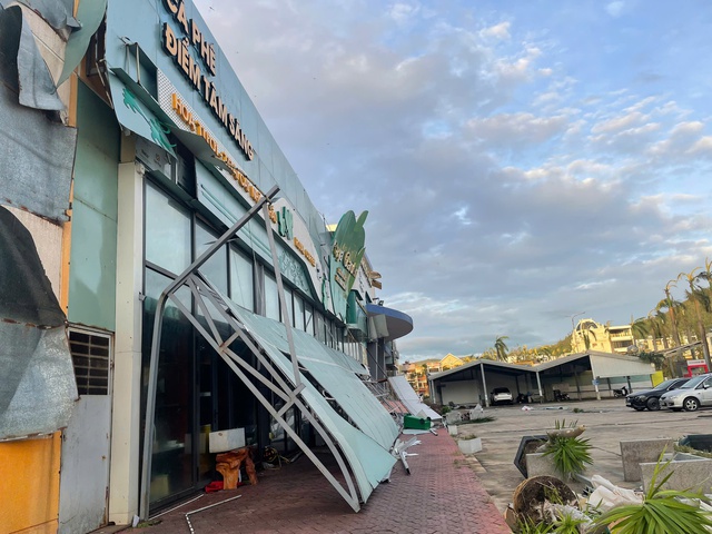 Quy Nhơn tan hoang sau bão số 13: Trụ đèn gãy đổ cả loạt, nhiều ngôi nhà tốc mái- Ảnh 7. Quy Nhơn tan hoang sau bão số 13: Trụ đèn gãy đổ cả loạt, nhiều ngôi nhà tốc mái- Ảnh 7.