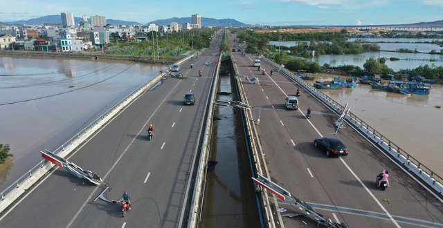 Quy Nhơn tan hoang sau bão số 13: Trụ đèn gãy đổ cả loạt, nhiều ngôi nhà tốc mái- Ảnh 9. Quy Nhơn tan hoang sau bão số 13: Trụ đèn gãy đổ cả loạt, nhiều ngôi nhà tốc mái- Ảnh 9.
