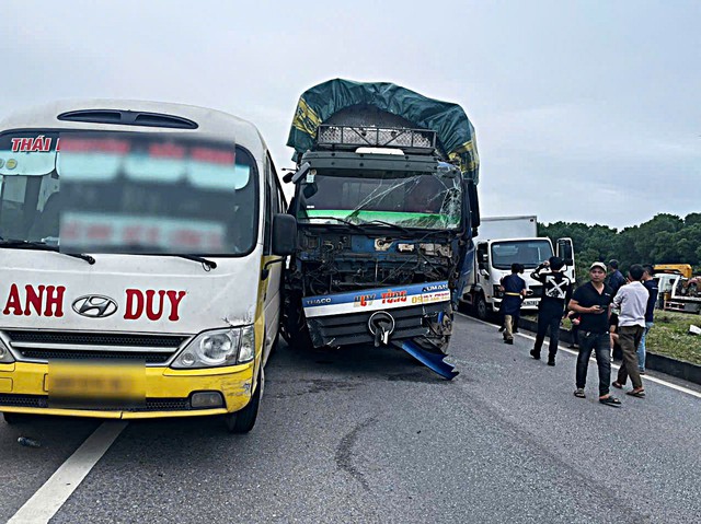 Va chạm liên hoàn 6 xe trên cao tốc, tài xế gây tai nạn rời khỏi hiện trường- Ảnh 2. Va chạm liên hoàn 6 xe trên cao tốc, tài xế gây tai nạn rời khỏi hiện trường- Ảnh 2.