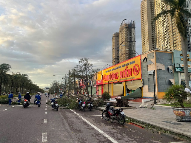 Quy Nhơn tan hoang sau bão số 13: Trụ đèn gãy đổ cả loạt, nhiều ngôi nhà tốc mái- Ảnh 1. Quy Nhơn tan hoang sau bão số 13: Trụ đèn gãy đổ cả loạt, nhiều ngôi nhà tốc mái- Ảnh 1.