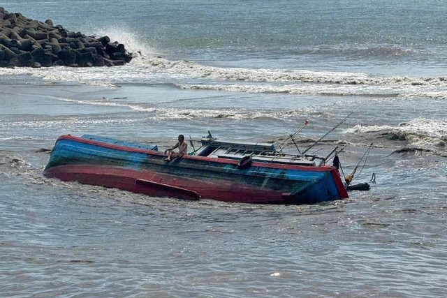 5 tàu cá ở Lâm Đồng bị chìm do ảnh hưởng mưa lũ- Ảnh 1.