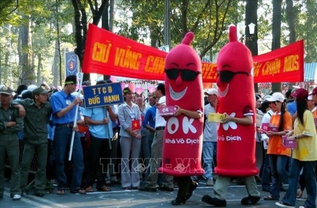 Ngày Thế giới phòng, chống AIDS: Chặn đà trẻ hóa và nguy cơ lây nhiễm âm thầm- Ảnh 1.