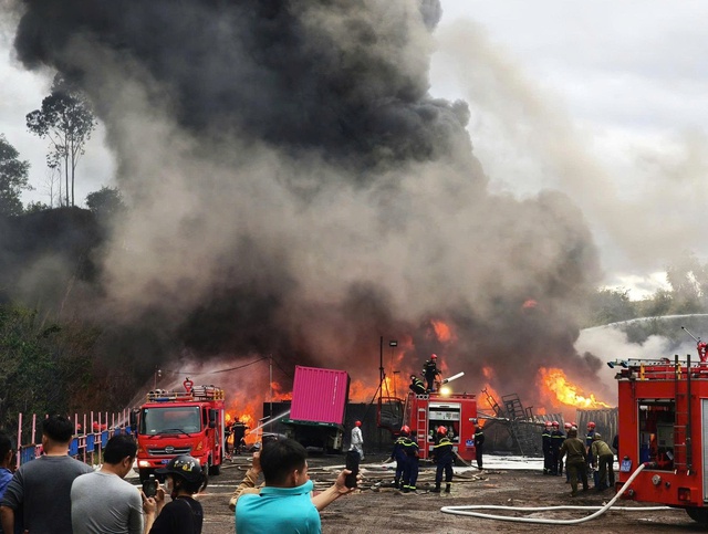 Kho bãi ở Đà Nẵng bốc cháy kinh hoàng, khói đen cao hàng trăm mét- Ảnh 1.