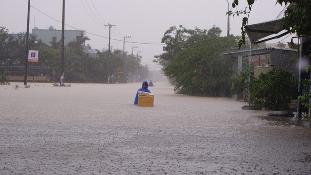 Bão số 15 suy yếu thành áp thấp nhiệt đới, miền Trung hứng đợt mưa lớn- Ảnh 2.