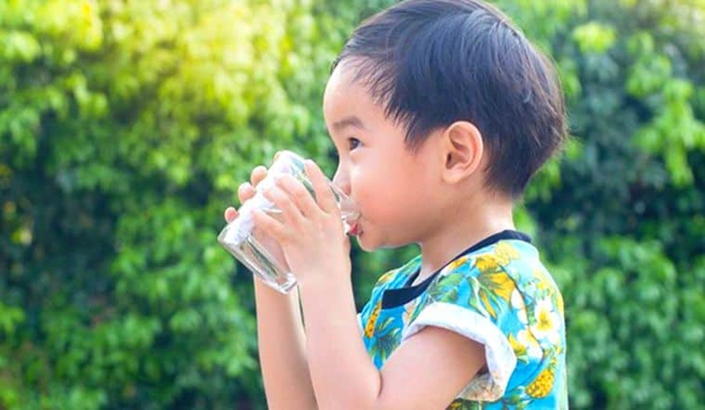 Trẻ em ở trường uống bao nhiêu nước mỗi ngày là phù hợp?- Ảnh 2.