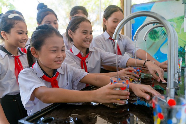 Trẻ em ở trường uống bao nhiêu nước mỗi ngày là phù hợp?- Ảnh 1.