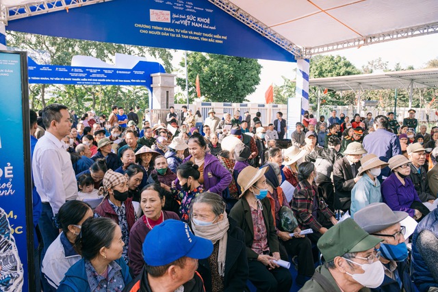 Long Châu đón khách hàng thứ 33 triệu: Cột mốc tự hào trên hành trình kiên tâm chăm sóc sức khỏe Việt Nam- Ảnh 4. Long Châu đón khách hàng thứ 33 triệu: Cột mốc tự hào trên hành trình kiên tâm chăm sóc sức khỏe Việt Nam- Ảnh 4.