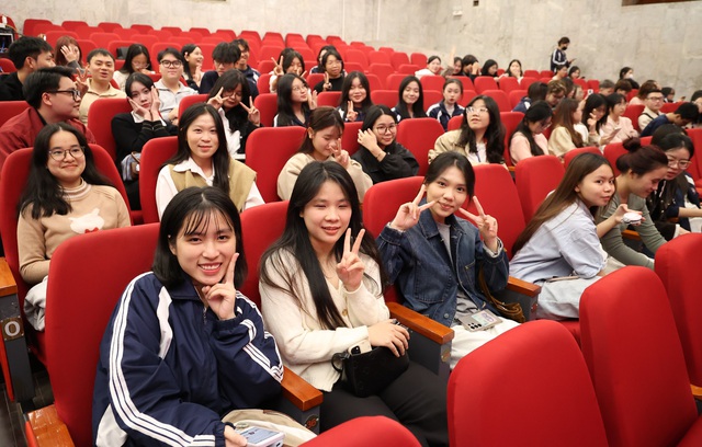 Đông đảo đại biểu dự Lễ tổng kết và trao giải 'Giải Báo chí phòng, chống HIV/AIDS'- Ảnh 7. Đông đảo đại biểu dự Lễ tổng kết và trao giải 'Giải Báo chí phòng, chống HIV/AIDS'- Ảnh 7.