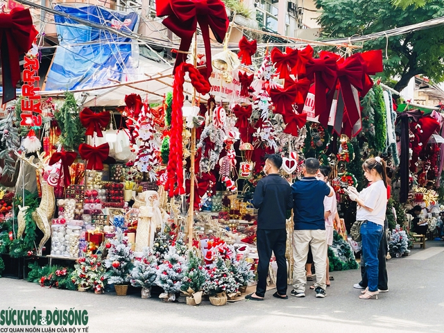 Thị trường mùa Noel giảm, nhiều hàng quán 'check-in' kích cầu- Ảnh 1. Thị trường mùa Noel giảm, nhiều hàng quán 'check-in' kích cầu- Ảnh 1.