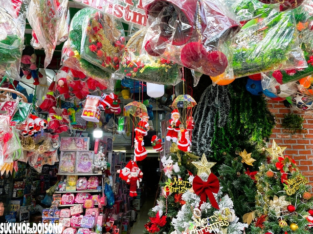 Thị trường mùa Noel giảm, nhiều hàng quán 'check-in' kích cầu- Ảnh 2. Thị trường mùa Noel giảm, nhiều hàng quán 'check-in' kích cầu- Ảnh 2.