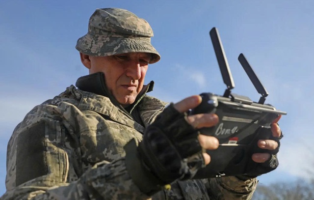 Robot mặt đất Ukraine xuất hiện dày đặc nhưng vẫn bị UAV áp đảo trên chiến trường- Ảnh 1. Robot mặt đất Ukraine xuất hiện dày đặc nhưng vẫn bị UAV áp đảo trên chiến trường- Ảnh 1.