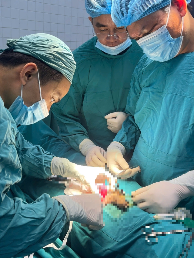 Bảo tồn thành công tinh hoàn bị xoắn cho thiếu niên đã qua 'thời gian vàng'- Ảnh 1. Bảo tồn thành công tinh hoàn bị xoắn cho thiếu niên đã qua 'thời gian vàng'- Ảnh 1.